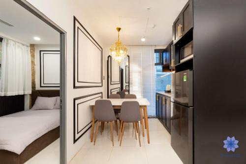 NEW HOME APARTMENT, ELEVATOR, KITCHEN, WASHING vs DRYER, 800m TO AIRPORT