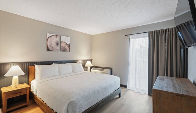 New King Suite Getaway: Fireplace & Jacuzzi in Townsend