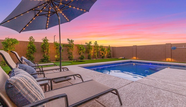 New Listing! Heated Sparkling Pool, Fast Wifi, King Bed, Putting Green! in Phoenix