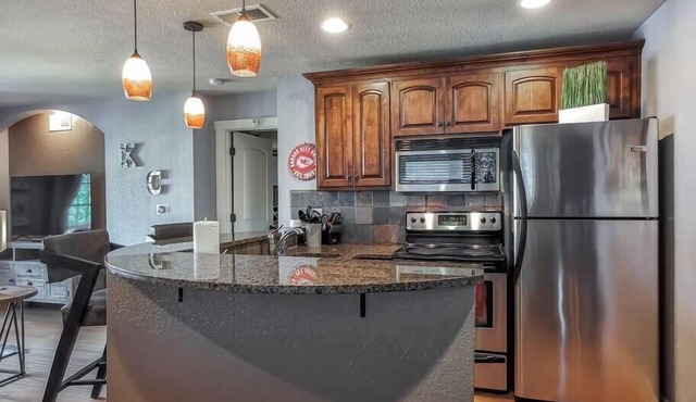 New Listing Luxury King Plaza in KCMO