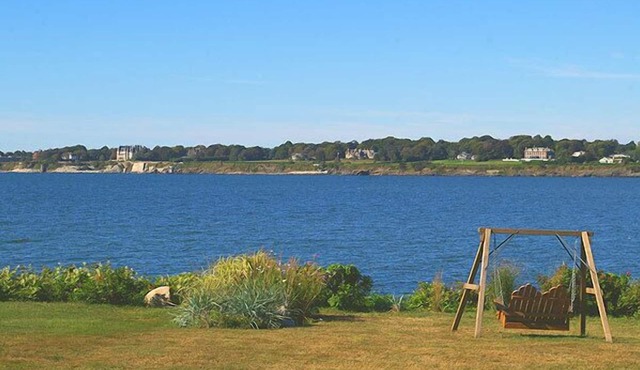 NEW MARKDOWN! Stay at a waterside beach cottage minutes away from water! in Middletown