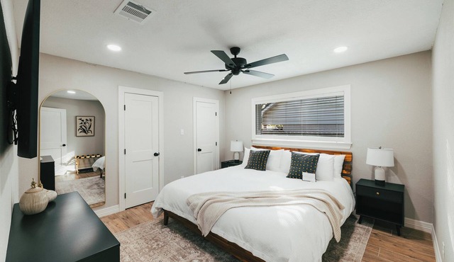 NEW Modern 5BR - Mins drive to Texas A&M in Bryan