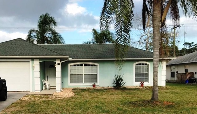 Nice 3 bedroom, 2 bath single family vacation home with a 2 car garage. in Edgewater