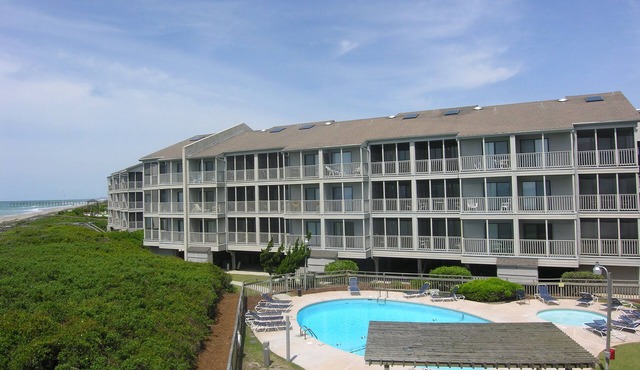 OCEAN FRONT COMPLEX GREAT FOR FAMILIES AND A SHORT WALK TO THE BEACH! in Atlantic Beach