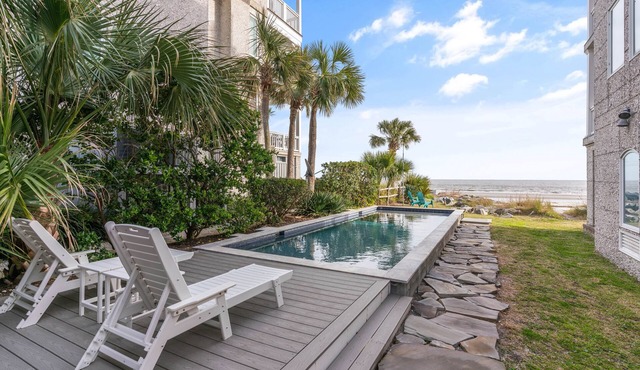 Ocean Front Pool! 4BR house near village sleeps 10 in Saint Simons Island
