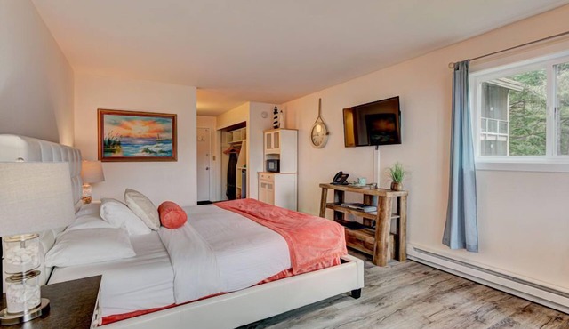 Ocean-View Room with Private Deck in Otter Rock