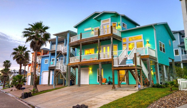 Ocean views from two decks + beach boardwalk across the street + heated pool in Port Aransas