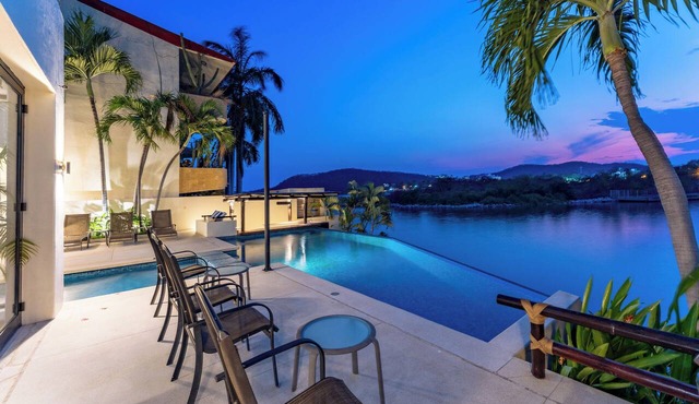 Oceanfront Villa with Infinity Pool & Swim-Up Bar in Huatulco
