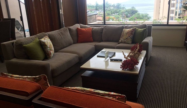 Oceanview/beachfront 3 bedroom/2 bath 1750sq ft+3 lanais in Lahaina