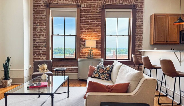 Otto's Third | River View Loft by Borgia Church in Washington