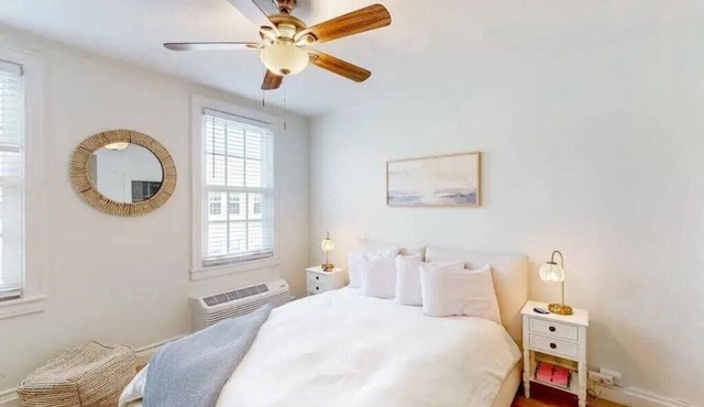 Palm Beach Condo 5 Mins to Beach Heated Pool in Palm Beach