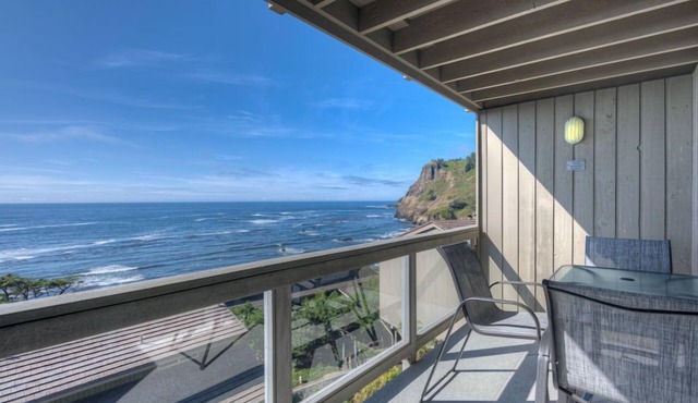 Panoramic Oceanview Room w/King Bed + Balcony in Otter Rock