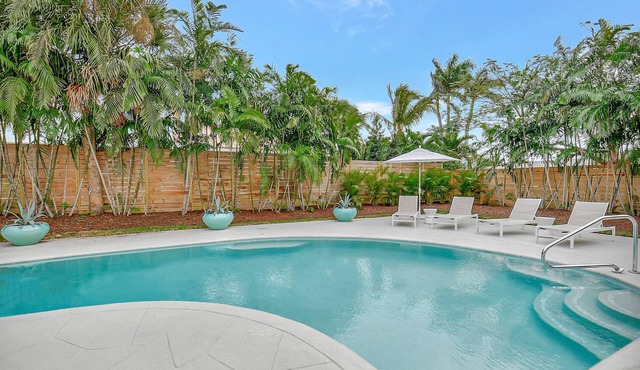 Paradise under the Palms - Updated Private Heated Pool - Begonia Cottage in Boynton Beach