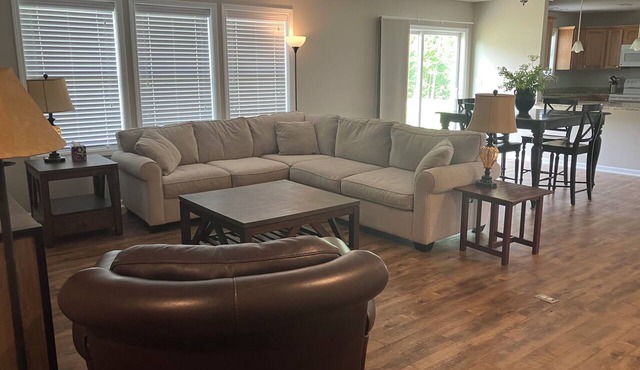 Peaceful 3 bedroom, no steps house within walking distance of the downtown. in Hamilton
