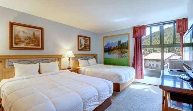Perfect Ski-In/Ski-Out Hotel Room, Steps to American E Chairlifts, Hot Tub in Copper Mountain