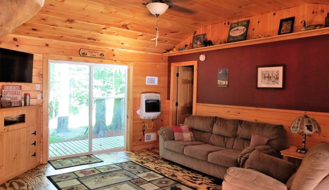 Pet friendly, hot tub, cabin in Luther