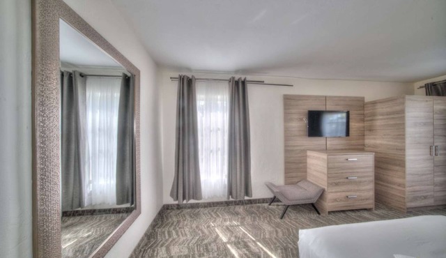 Pompano 2BR Retreat W/King + 2 Queens Beds in Pompano Beach