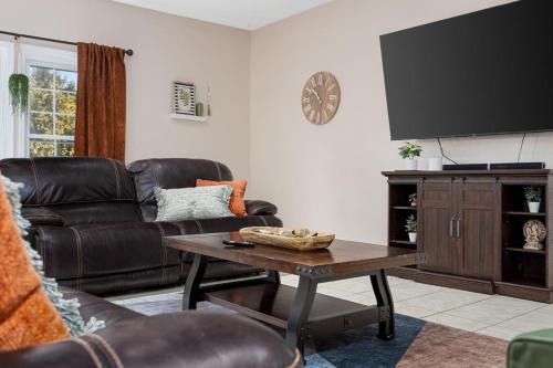 Poolside Palisade - A Fun Family Retreat for 6 in Marquette Heights