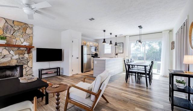 Pristine waterfront 3 bed/2 bath home. Great location between Savannah & Tybee! in Savannah
