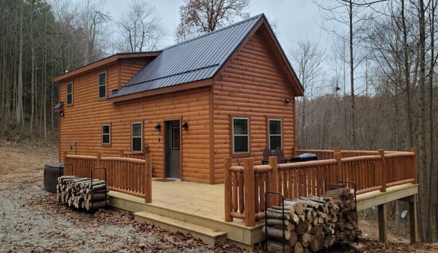 Queen of Hearts. Secluded Hocking Hills cabin. in Rockbridge