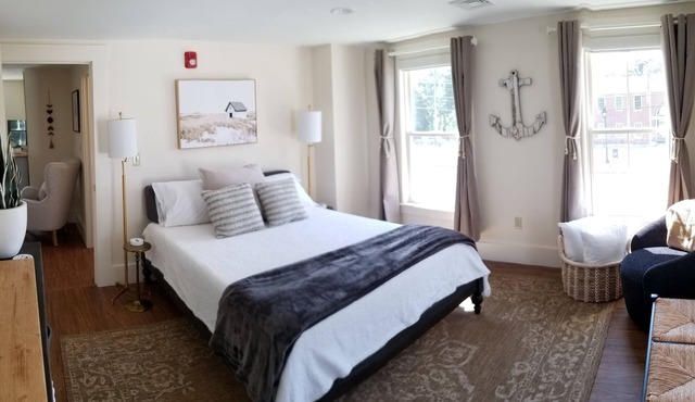 Queen Ste at Public House, food trucks & craft beer on site, walk to UNH & town in Durham