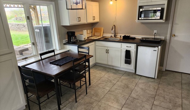 Quiet basement house with own entrance and slight views of WSU. in Pullman