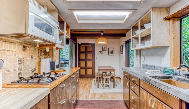 Quiet waterfront cabin on an acre lot with private hot tub & river access in Washougal