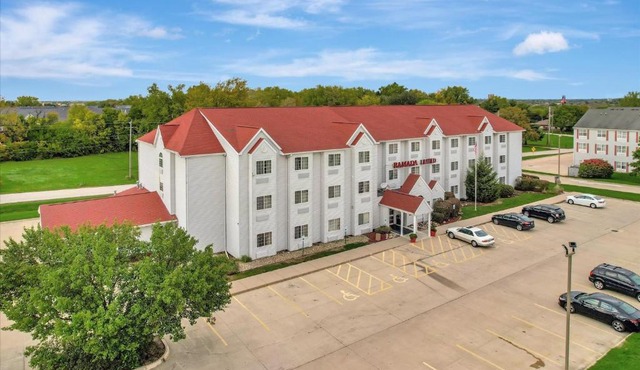 Ramada Limited Bloomington IL I-74/I-55 in Bloomington
