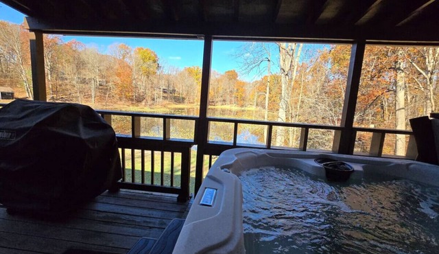 Red Fox Run At Heron Hill Retreat Hot Tub on Lake! in Streetsboro