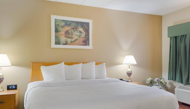 Relaxing Deluxe King Room near Bally's Twin River Lincoln | Free Bfast & Parking in Smithfield
