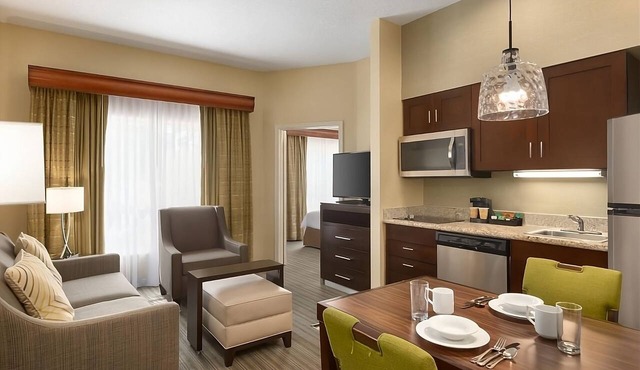 Retreat to Understated Elegance! Free Breakfast, Full Kitchen, Outdoor Pool! in Clearwater
