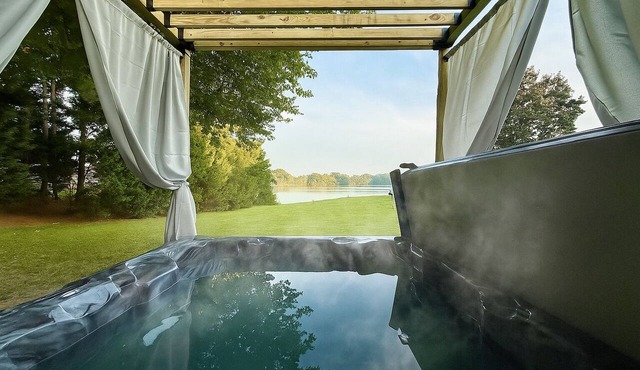 River Haven — Firepit, Hot Tub, Views, Amenities Galore! in Montross