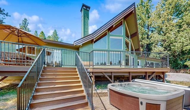 Riverfront Luxury Home with Hot Tub, AC, Deck and Grill in Sunriver