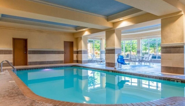 Riverwalk Basecamp: Indoor Heated Pool, Minutes to Big Dam Bridge. in Pulaski County