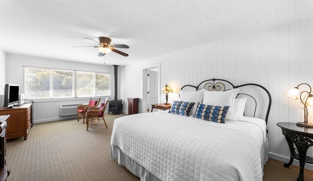 Room with One King Bed, microwave, mini-fridge, and gas fireplace in Comfort