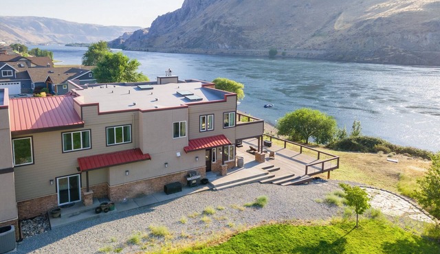 Scenic Riverfront Escape Near Chelan | Sleeps 16 + Hot Tub in Orondo