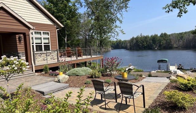 Secluded 25-acre private lake, set on 200 acres of private land. Sleeps 19 in Deerbrook