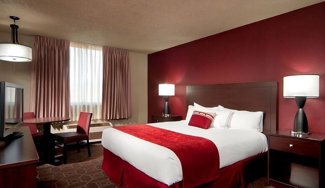Sedona Pool View King Non Smoking Room at Edgewater Casino Resort in Laughlin