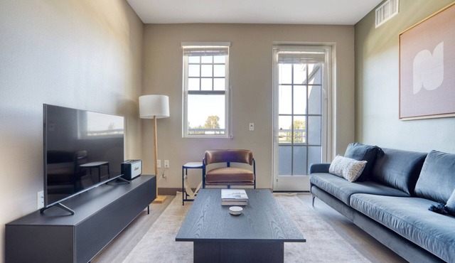 Serene Burlingame 2BR w/Roof, Gym & W/D, nr Caltrain, by Blueground in Burlingame