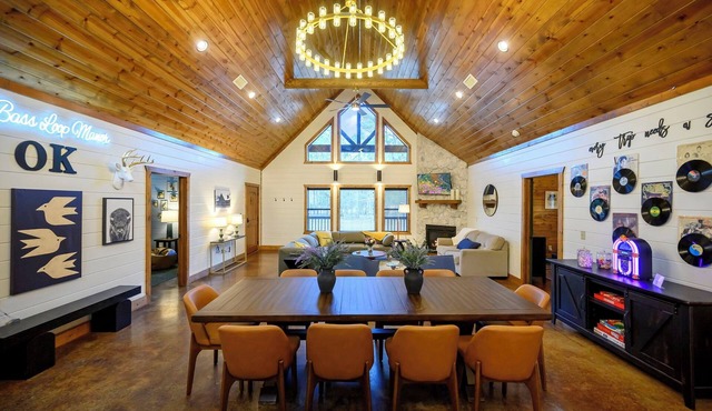Single Level Private Lake Retreat! Sleeps 14 Hot Tub in Broken Bow