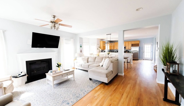 Sleeps 14 on Real Beds 4 King 6 Twin Near Downtown and UVA in Charlottesville