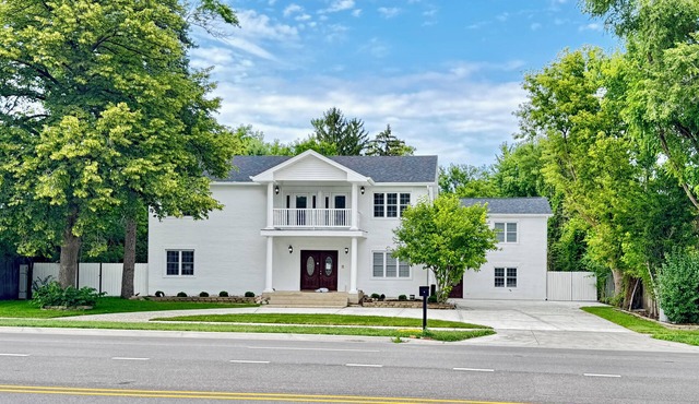 Sleeps 24+ Luxury house Near Chicago 12 king beds in Des Plaines