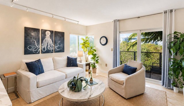 SoFi Penthouse with Balcony, Walk to Beach&Parking in Miami Beach