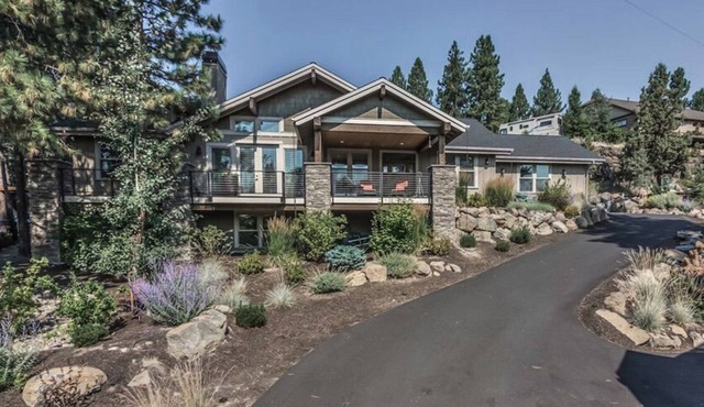 SONrise House - spacious West Side Beauty w Hot Tub and views! in Bend