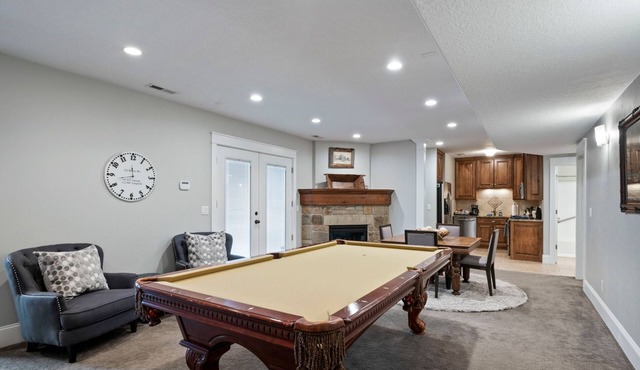 Spacious 2BR Basement Suite w/Hot Tub, Theater, Full Kitchen. Near UVU/BYU in Orem