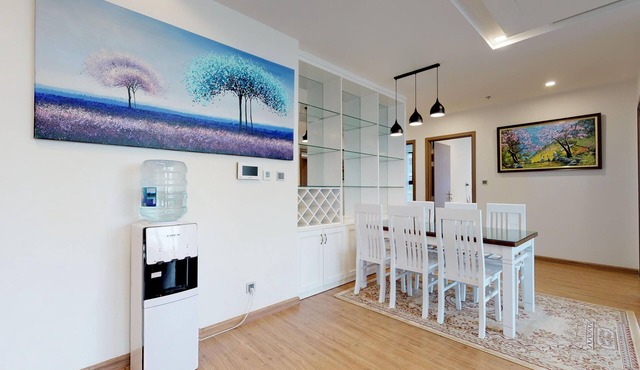 Spacious 3-bedroom apartment with WiFi, AC in Vinhomes Metropolis in Hà Nội