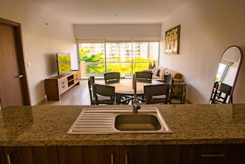 Spacious 3 bedroom Condo by the US Consulate and The Harbor in Mérida
