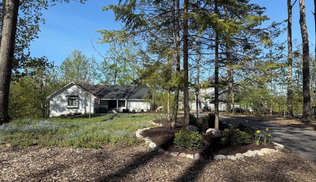 Spacious 4-bedroom house with Stadium-Views of Birchwood Farms Golf in Harbor Springs