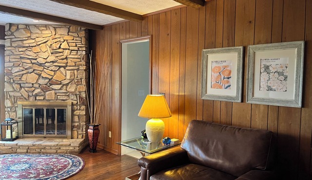 Spacious 5-bed farmhouse w/Pool Table, Table Tennis Close to Columbus Zoo in Plain City