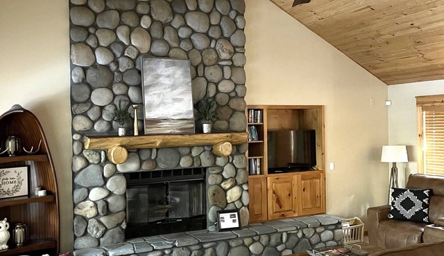Spacious 5-bedroom house with AC, WiFi, SHARC passes in beautiful Sunriver! in Sunriver